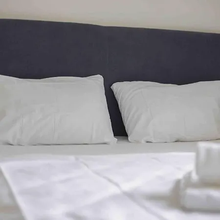شقة Urban Oasis With Queen Bed And View Be-32 *